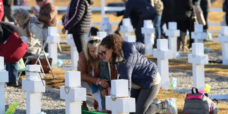 Malvinas: Argentina, Gran Bretaña y la Cruz Roja acordaron identificar restos de tres soldados