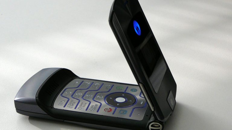 ¿Vuelven los celulares con tapita? El diseño reviviría en un teléfono plegable