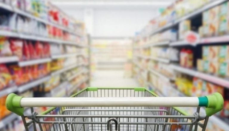 Las ventas en supermercados y shoppings se desplomaron un 7,3% en agosto, según Indec