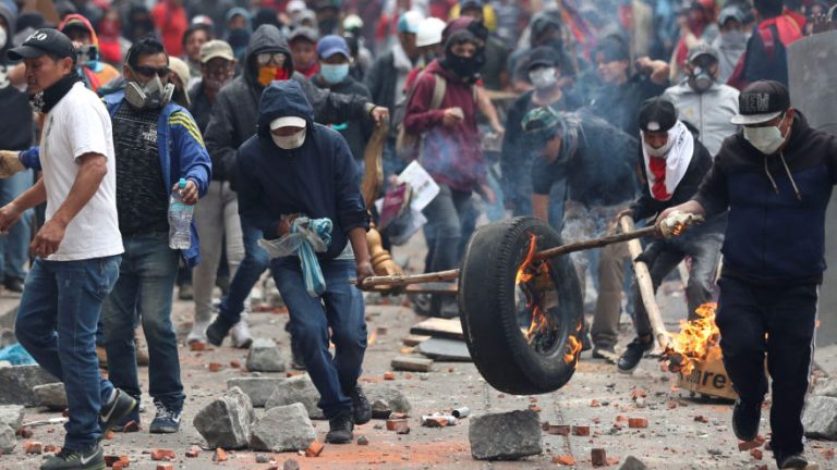 Se recrudecen los enfrentamientos en Ecuador contra el paquete del FMI