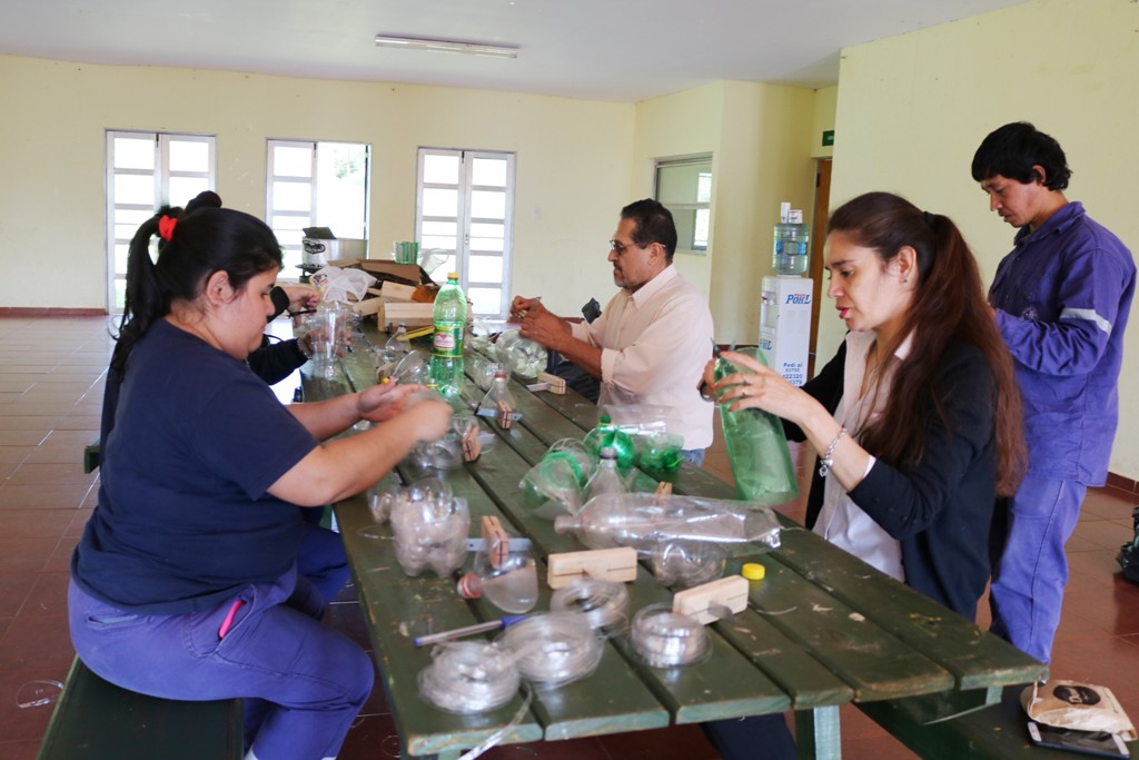 Oberá: capacitaron a personal municipal para fabricación de escobas con elementos reciclados