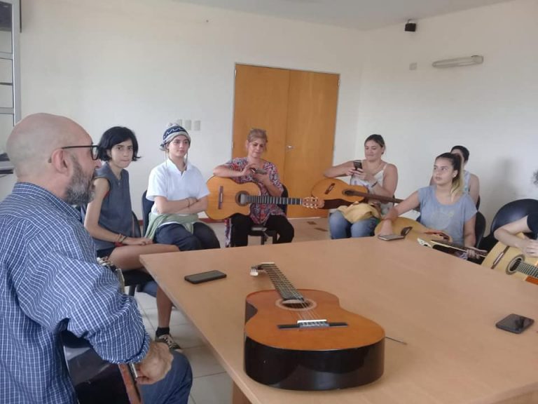 Brindan clases gratuitas de guitarra en el Espacio Multicultural y en el CIT Villa Cabello