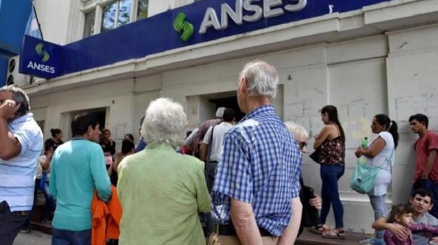 Jubilados y pensionados comenzarán a cobrar desde este lunes un refuerzo de hasta $36.000
