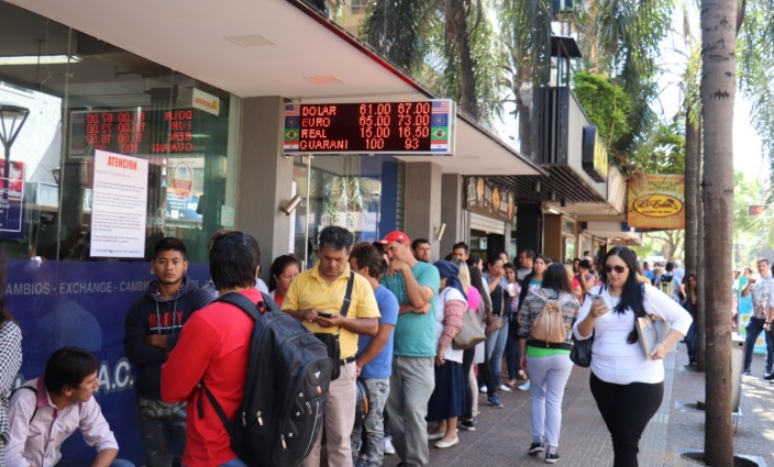 Incertidumbre económica: largas colas en casas de cambio de Posadas para comprar dólares