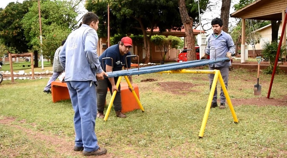 Continúan instalando kits de juegos infantiles en espacios verdes de Posadas