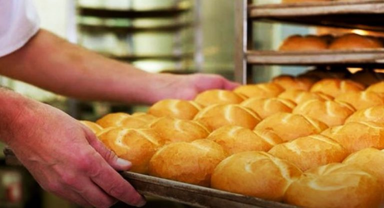 Panaderos denuncian que molinos no entregan harina: el kilo de pan podría subir a $140 