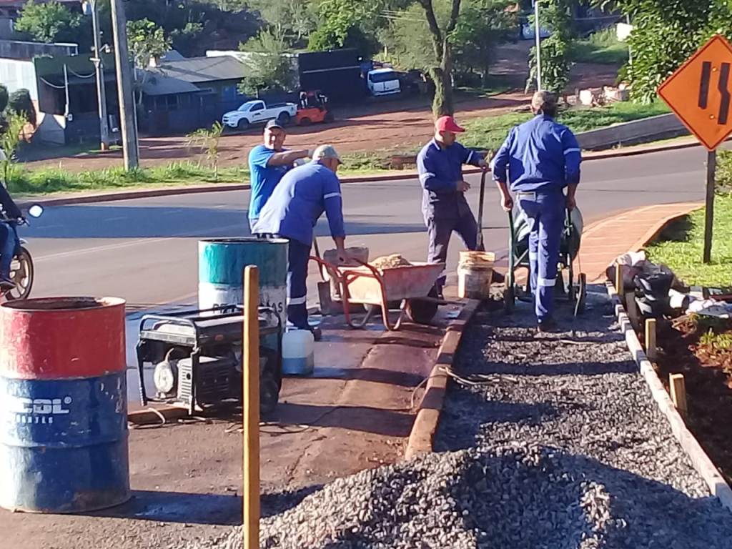 Oberá: construyen vereda peatonal sobre avenida Guayaba