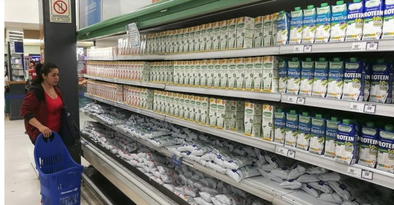 El precio de la leche sufrió un aumento del 10% y su consumo es el más bajo en 29 años