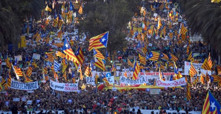 Manifestaciones en Barcelona: alrededor de 350 mil personas piden la libertad de los presos