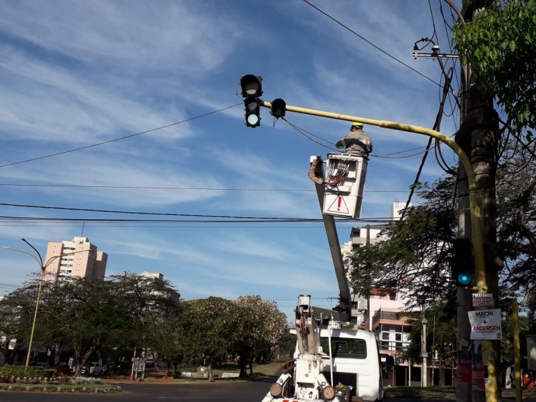 Continúa el trabajo de modernización del sistema de semáforos en Posadas