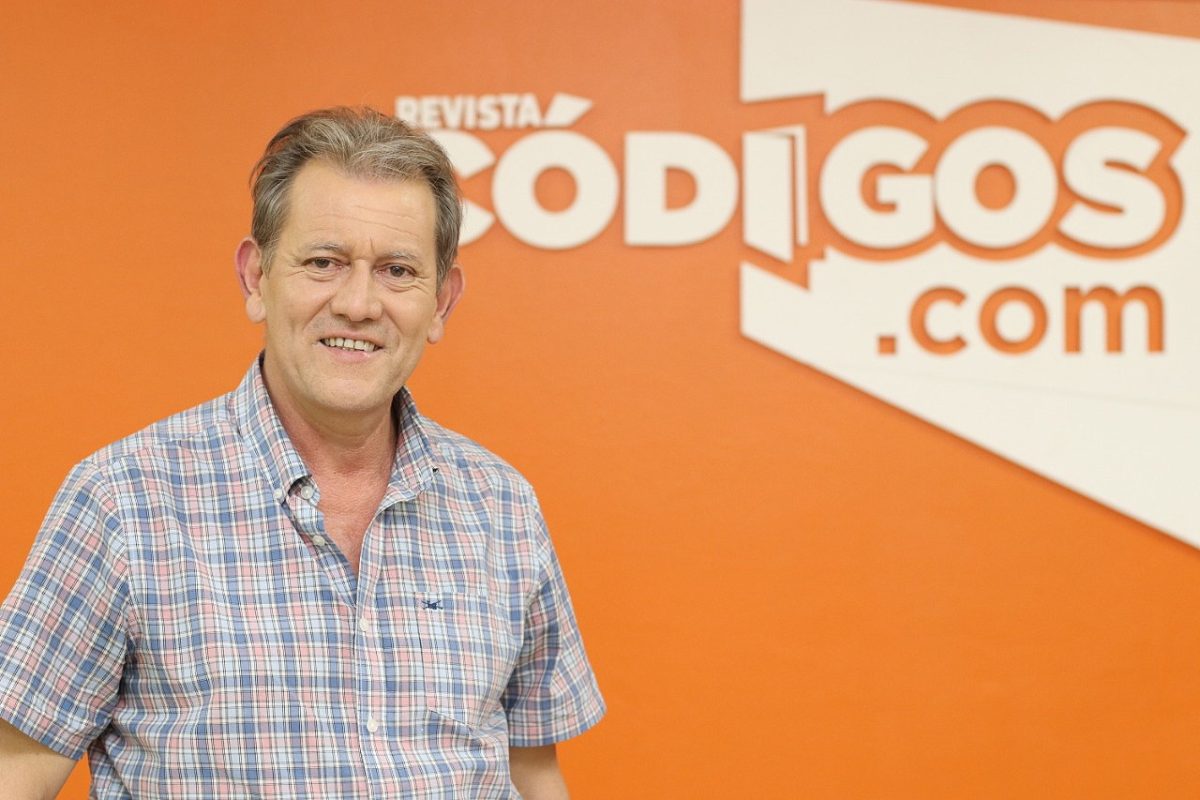 Tomar mate y manejar: "La ley ordena conducir con las dos manos y hay que cumplirla", asegura Acuña