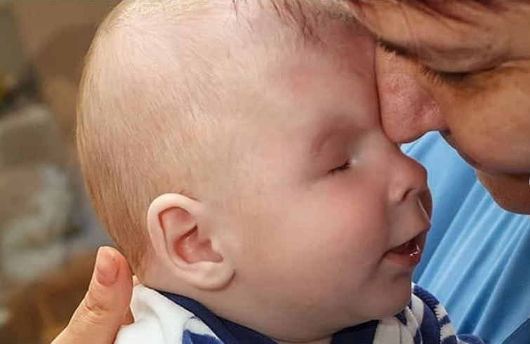 Un bebé que nació sin ojos y fue abandonado por su madre, busca familia