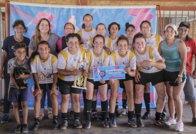 Las primeras campeonas de la Copa Ciudad de Posadas de Fútbol Femenino fueron las Semillitas A