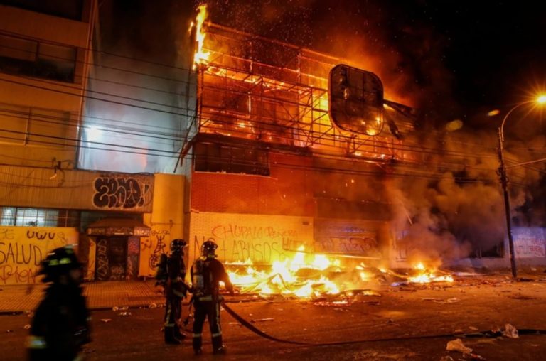 Chile: confirman al menos tres muertos en medio de los violentos disturbios