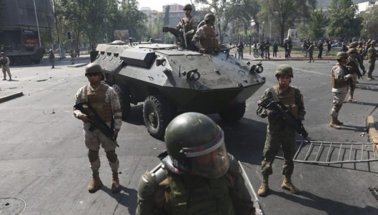 Sigue la tensión en Chile: 9.000 militares custodian las calles y los supermercados