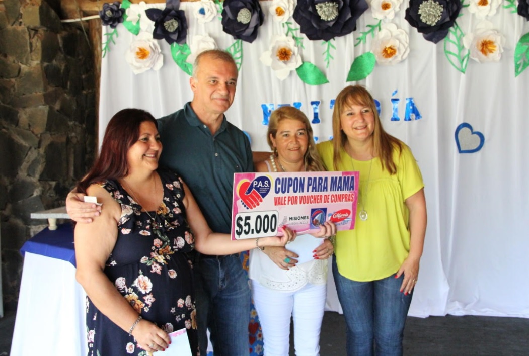 Día de la madre: agasajaron a mujeres posadeñas en distintos barrios