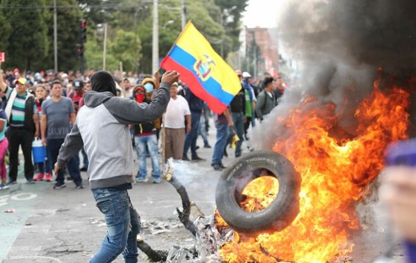 Ecuador: el gobierno decretó toque de queda y militarización en Quito