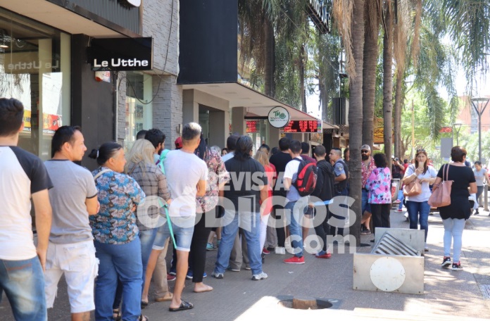Casas de cambio de Posadas abarrotadas: ahorristas temen una nueva devaluación y compran dólares