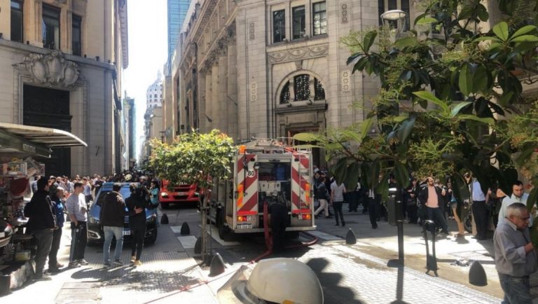 Buenos Aires: evacuaron la sede central del Banco Nación por un incendio