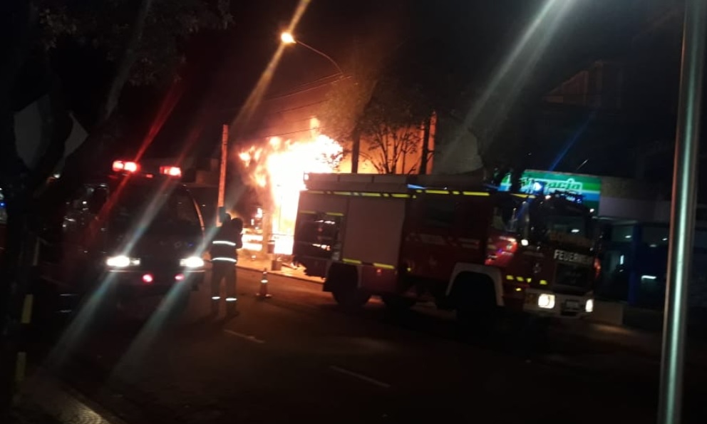 Incendio consumió por completo un supermercado en Puerto Rico