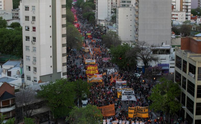 Multitudinaria marcha de mujeres en La Plata