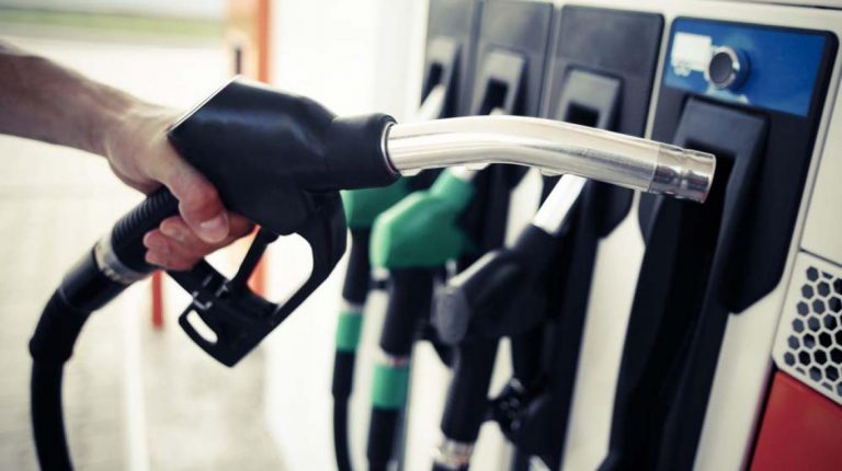 Las petroleras quieren que el litro de la nafta llegue a $60 