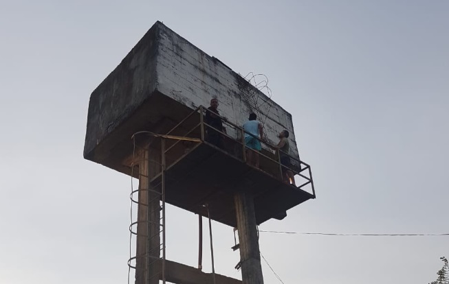 Posadas: asistieron y contuvieron a un hombre que quiso arrojarse de una torre