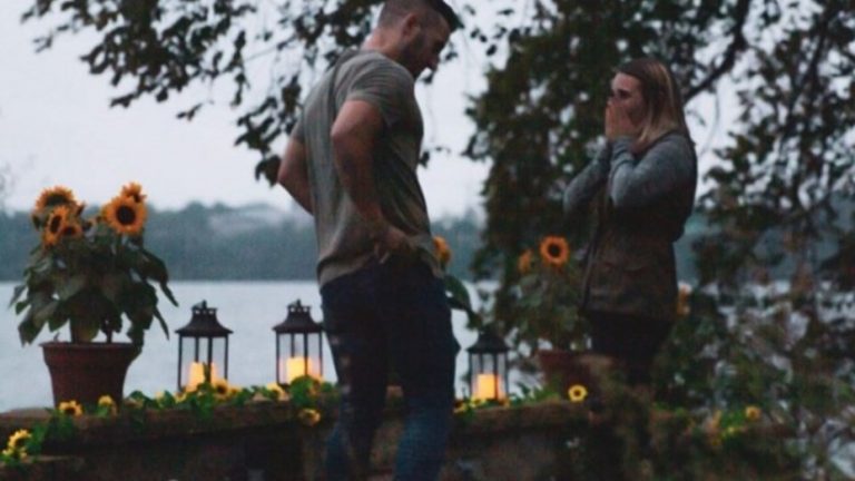 Una joven se disfrazó de arbusto para fotografiar el momento en el que proponen matrimonio a su hermana