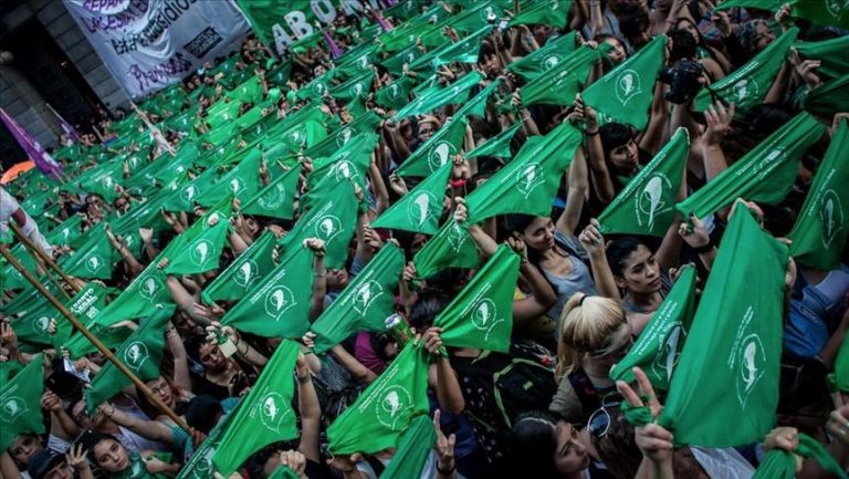 Miles de pañuelos verdes coparon La Plata en favor de aborto legal