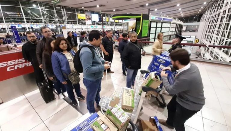Chile: cientos de viajeros quedaron atrapados por el toque de queda en el aeropuerto