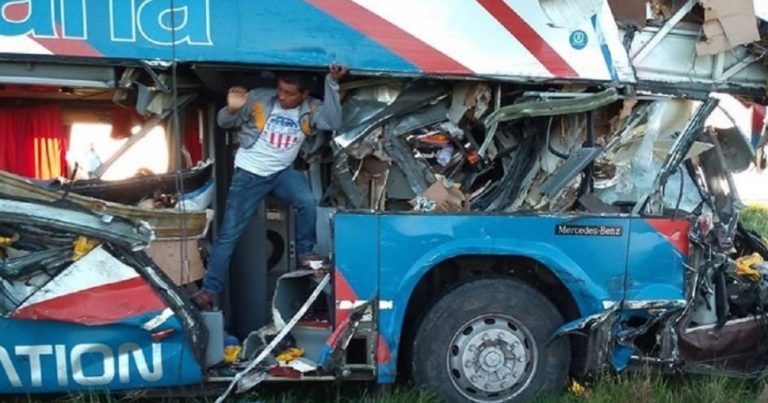 Gualeguaychú: ascienden a cinco los muertos por el choque entre un micro y un camión