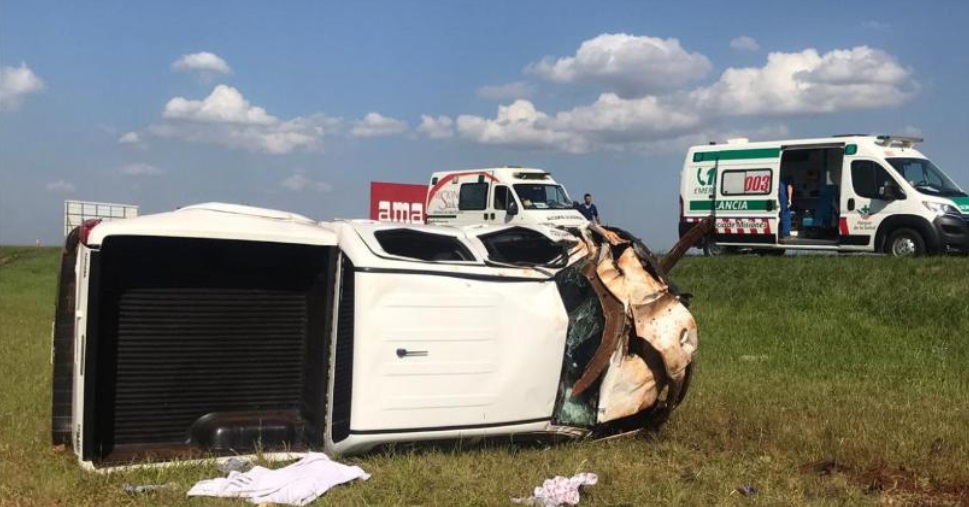 Tragedia en Corrientes: un muerto y cuatro heridos graves tras despistar una camioneta sobre la ruta 12
