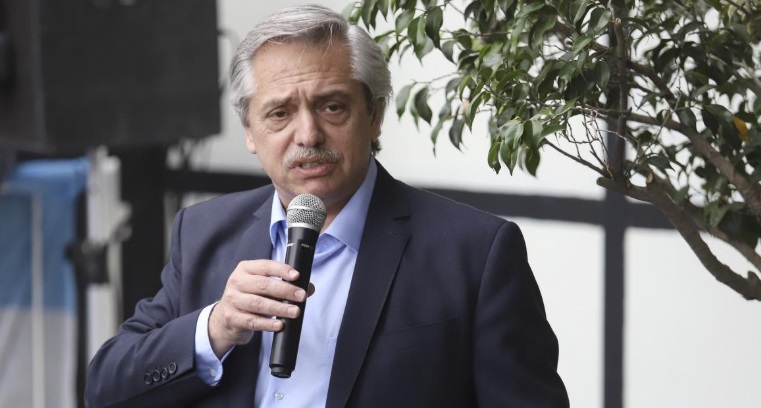 "Me comprometo a que los jubilados no paguen más medicamentos", dijo Alberto Fernández