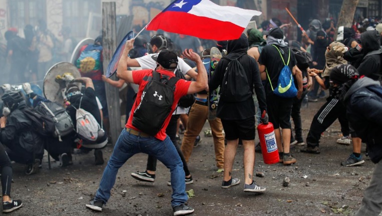 Chile en crisis: la tercera marcha más grande terminó con saqueos, incendios e incidentes