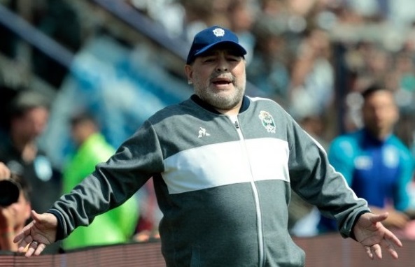 Maradona dio marcha atrás y vuelve a ser el técnico de Gimnasia de La Plata