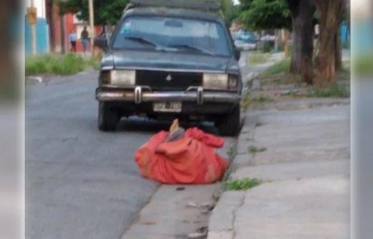 Buenos Aires: encontraron el cuerpo de una mujer maniatada, apuñalada y envuelta en una sábana en plena calle