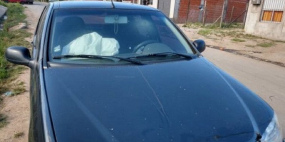 Le arrojaron un adoquín al auto en el que viajaba y chocó: murió su nena de 2 años