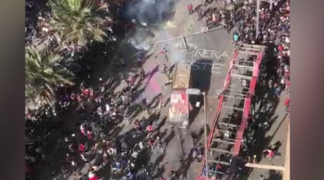 Chile en llamas: el impresionante ataque a un camión de carabineros