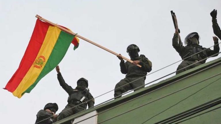Se amotinaron los policías que custodian la Casa de Gobierno en Bolivia 