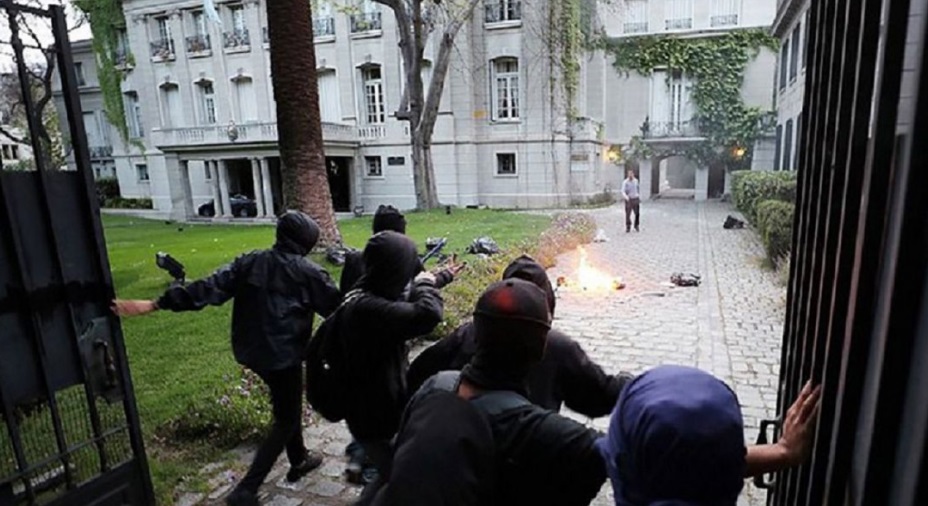Chile: atacaron la sede diplomática argentina y evacuaron al embajador 