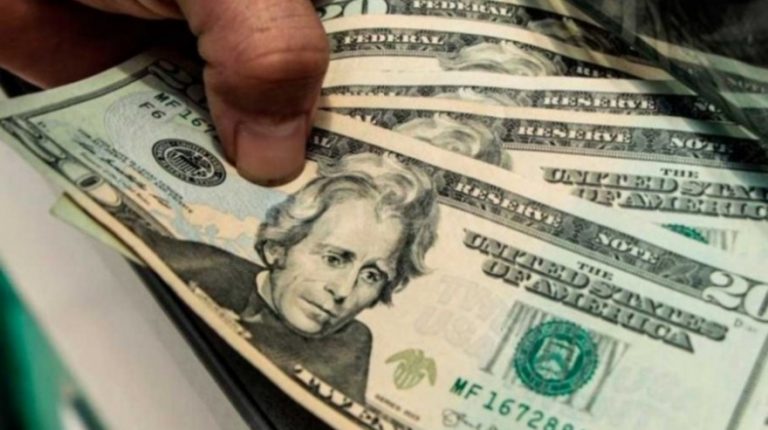 Advierten que los bancos no pueden negar el retiro de billetes de las cuentas en dólares
