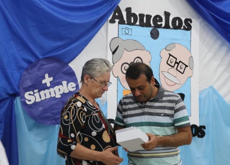 Alfabetización Digital a Adultos Mayores: Herrera Ahuad entregó tablets a 250 abuelos de El Soberbio