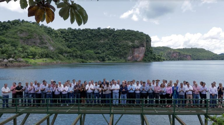 Passalacqua se reunió con los 76 intendentes misioneros y firmaron convenio sobre Emergencia Alimentaria