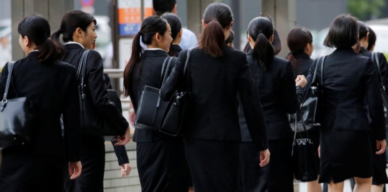 Japón: prohíben que las mujeres usen anteojos en el trabajo