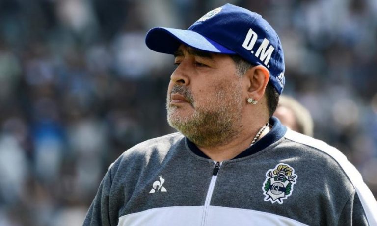 Gimnasia: banderazo de hinchas del "Lobo" para que Maradona continúe como entrenador
