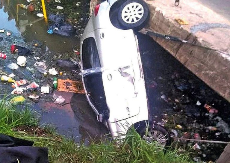Buenos Aires: una mujer murió al caer con su auto en un arroyo