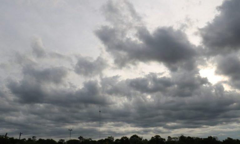 Sábado nuboso y con probables chaparrones aislados