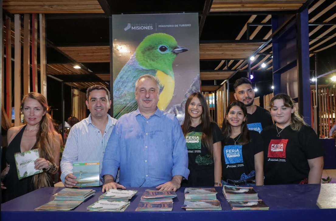 Passalacqua recorrió la Feria Provincial de Turismo en la costanera de Posadas