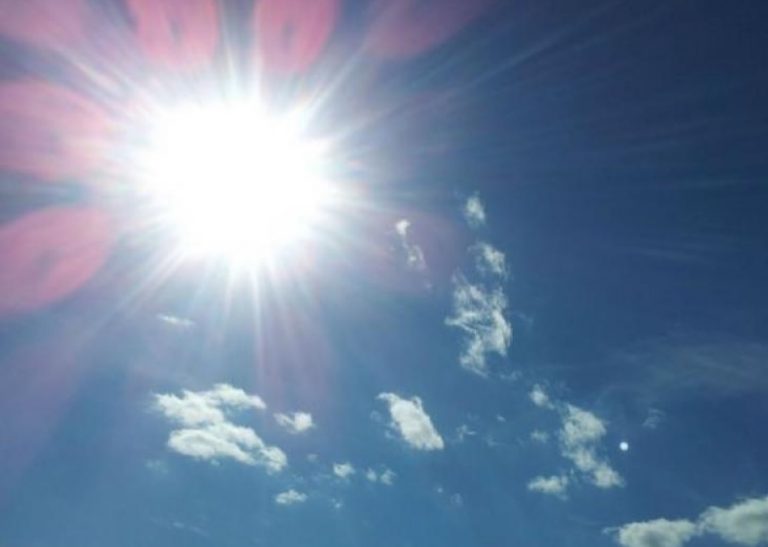Domingo soleado con alta radiación ultravioleta y temperaturas cálidas