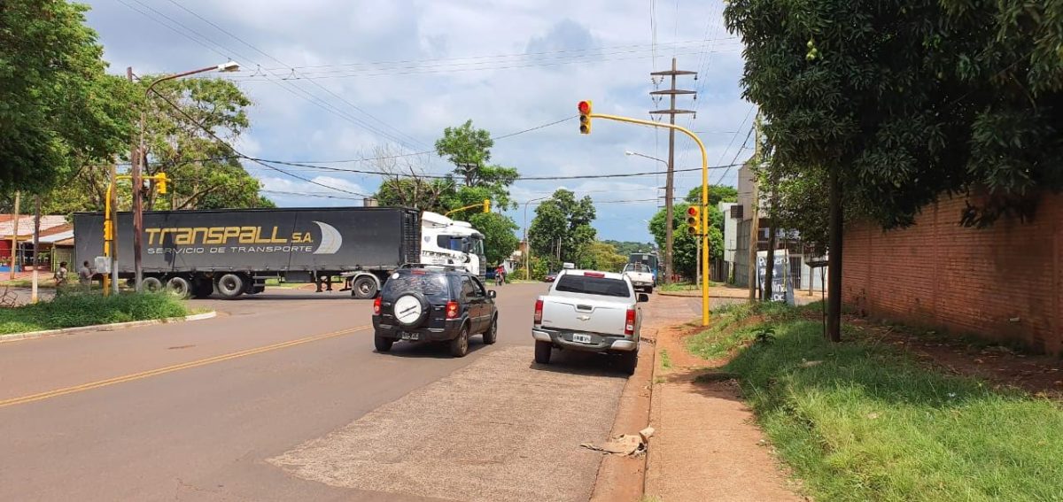 Instalaron un nuevo semáforo en el cruce de las avenidas Blas Parera y Zapiola en Posadas 1 2 - 0 6 - 1